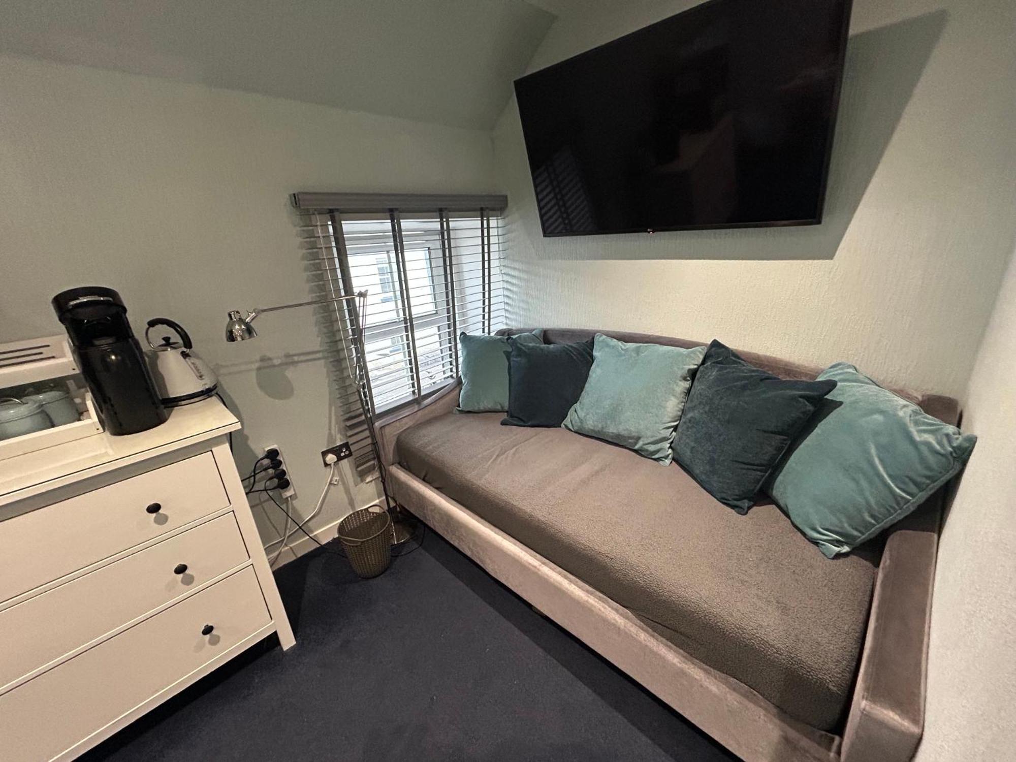 Lochindaal Hotel Port Charlotte エクステリア 写真